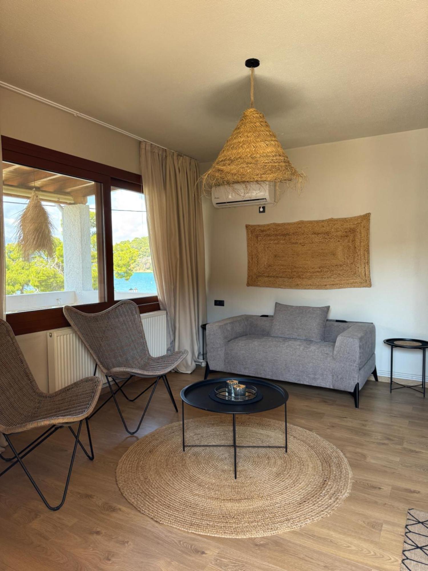 Seaview Apartment - Poros Relaxing Beachfront Flat Poros Town Exterior photo